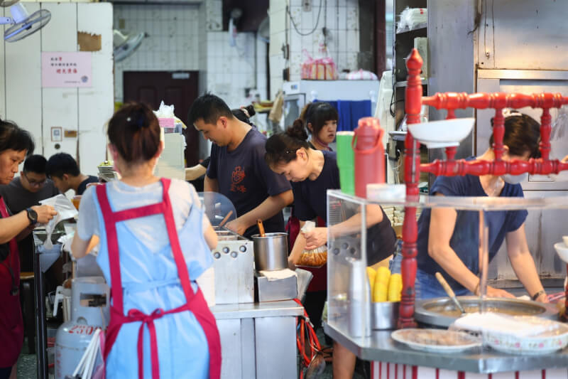 圖為台北市中正區一家餐飲店用餐尖峰時刻工作人員埋首忙碌。（中央社檔案照片）