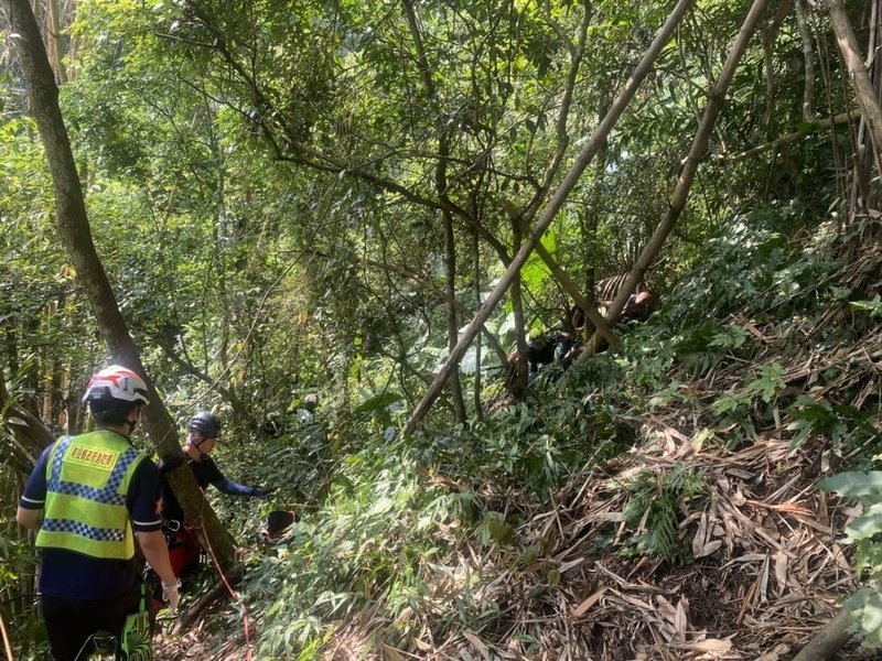 49歲林姓男子27日下午在竹山天梯風景區除草，跨至邊坡作業時不慎踩空摔落，南投縣消防局獲報派人車趕往救援。（南投縣消防局提供）中央社記者蕭博陽南投縣傳真  113年8月28日