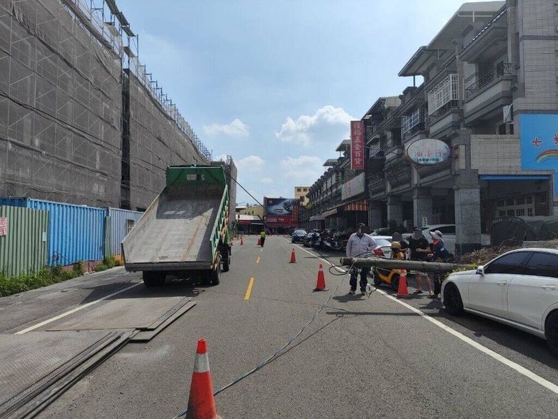 屏東縣潮州鎮28日上午有輛大貨車駕駛卸鋼板時，車輛往前滑行拉扯上方電線，導致電桿斷裂砸中停路旁車輛，幸無人受傷。（潮州分局提供）中央社記者李卉婷傳真  113年8月28日