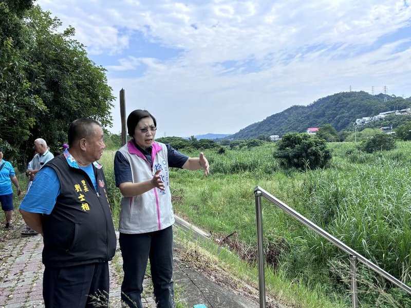 新竹縣新埔鎮鳳山溪河床淤積且植物茂盛，地方民眾憂降雨恐導致溪水暴漲釀災，國民黨立委徐欣瑩（右）28日邀里長等地方民代前往視察。（徐欣瑩提供）中央社記者郭宣彣傳真  113年8月28日