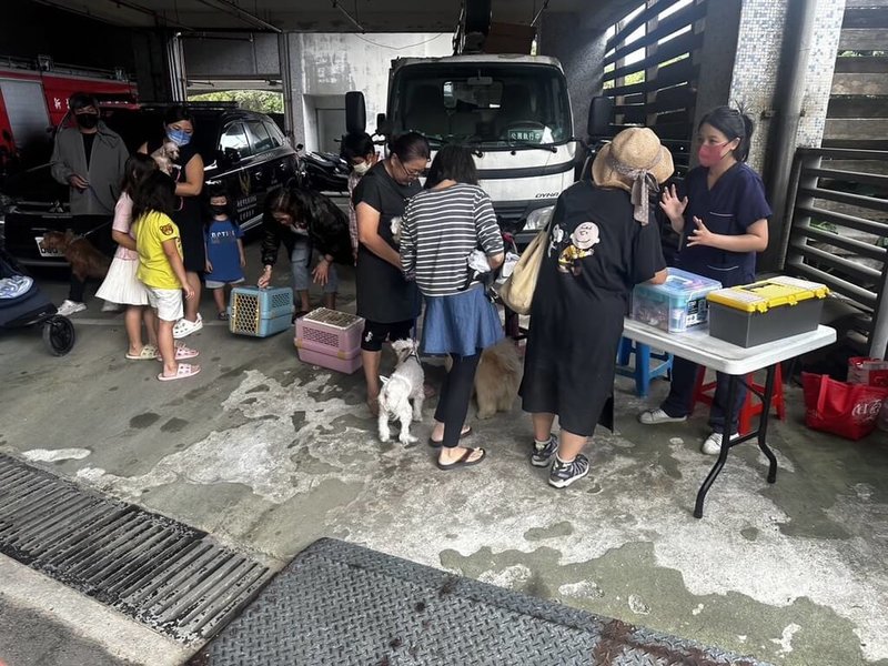 為照顧偏鄉動物健康，新北市動保處結合新北市獸醫師公會獸醫師辦理「動物行動醫療站」，前進偏鄉提供現場診療服務，每區隔週巡迴一次，每月共有約20場次，提供狂犬病疫苗注射、寵物登記、一般門診、除蚤驅蟲、傳染病快篩及簡易手術等。（新北市動保處提供）中央社記者王鴻國傳真  113年8月28日