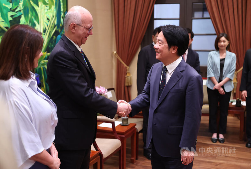 總統賴清德(前右)28日上午在總統府接見國際扶輪社長當選人馬里歐.甘瑪葛(Mario de Camargo)(前左2)一行,兩人握手致意。中央社記者趙世勳攝 113年8月28日