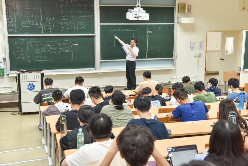 台灣師範大學今年起擴大暑期開課，鼓勵學生選修學期間衝堂無法選到的通識、跨領域課程，共吸引1613人次修習，其中理學院長陳界山（後）開設「線性規劃」課程，修課人數逾百人。（台師大提供）中央社記者陳至中傳真  113年8月28日