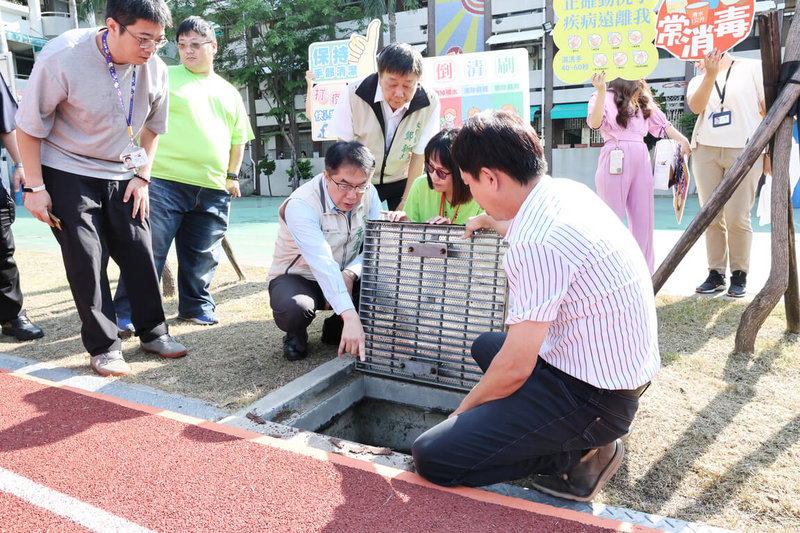 113學年開學在即，台南市長黃偉哲（左3）28日視察校園防治情形，防堵登革熱疫情。（台南市政府提供）中央社記者張榮祥台南傳真  113年8月28日