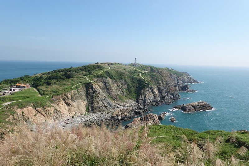 馬祖地質資源豐富，如東莒東洋山步道景觀區（圖）因火山噴發形成火山角礫岩、凝灰岩等，也擁有多變的海岸地形，景觀壯麗值得遊訪。（馬祖地質公園協會提供）中央社記者潘欣彤傳真  113年8月28日