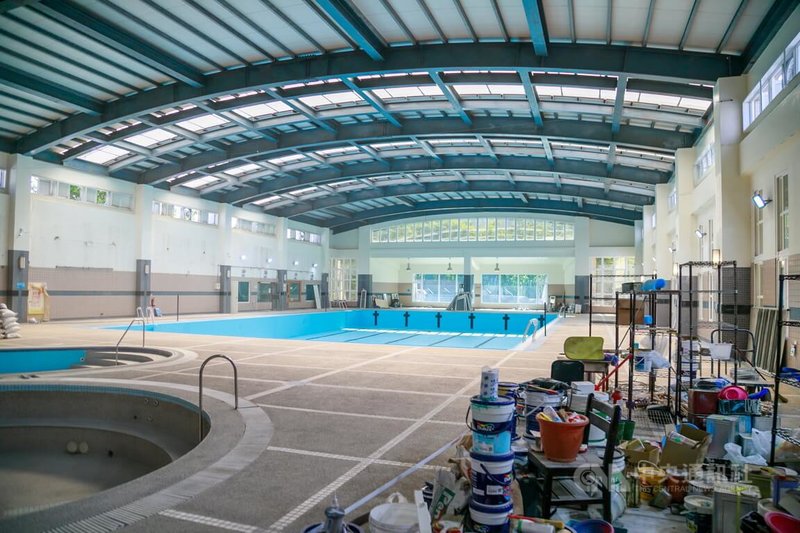 嘉義縣鹿草焚化廠整建附設游泳池,將轉型成「健康生活館」,預計10月完工,增設全身性阻力運動(TRX)空間、多功能韻律教室、健身房、開放式交誼廳等供民眾使用。中央社記者蔡智明攝 113年8月28日