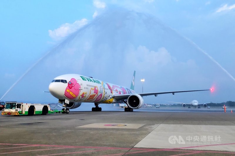 長榮航空再度攜手日本三麗鷗公司推出3架全新Hello Kitty彩繪機，首架「閨蜜機」28日在桃園國際機場亮相並舉行台北–芝加哥首航儀式，航班起飛前以水門禮慶祝。中央社記者吳睿騏桃園機場攝  113年8月28日