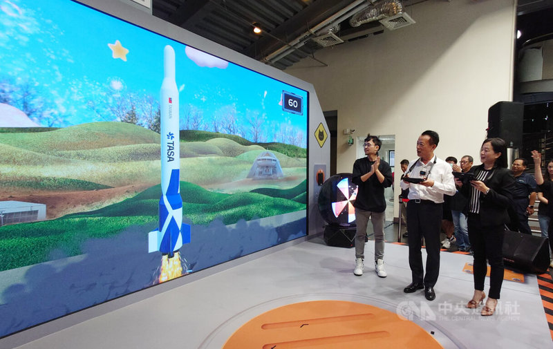 「5G無限宇宙」主題展28日起在嘉義縣北回二館太空教育館正式啟動，嘉義縣長翁章梁（前右2）、數發部數位產業署主秘黃雅萍（前右）現場以平板體驗5G太空數位遊戲。中央社記者蔡智明攝  113年8月28日