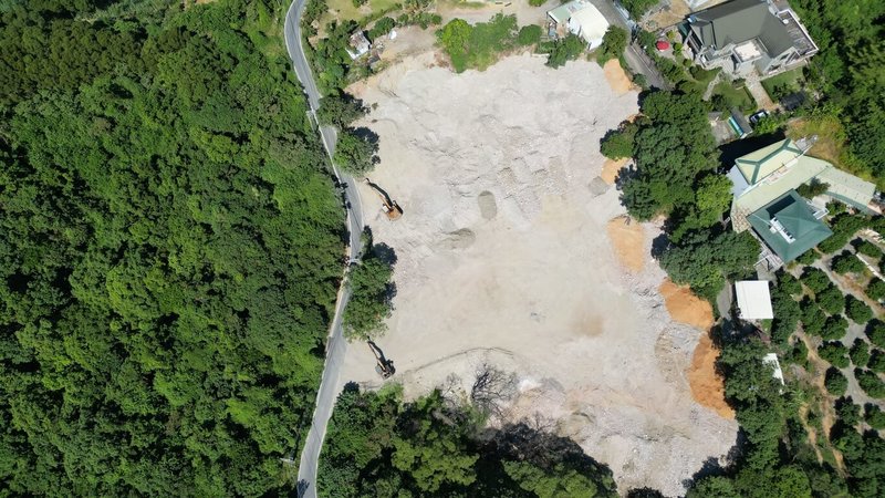 張姓地主涉嫌與土方業者達成協議，由業者指揮載運營建廢棄物至高雄市大樹區一處農地傾倒，計1300車次、總獲利約新台幣296萬元，被警方查獲，橋檢偵結後依違反廢清法等罪嫌起訴張男等6人。（保安警察第七總隊第三大隊提供）中央社記者張已亷傳真  113年8月28日