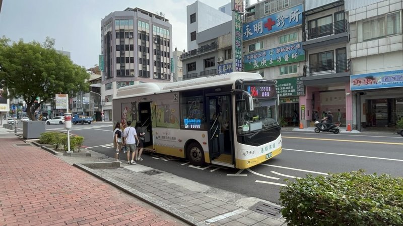 新學期即將開學，高雄市交通局為鼓勵學生通學搭乘公共運輸，28日宣布高雄捷運尖峰時段班次將加密為4至5分鐘一班，20條幹線公車加密尖峰班距10至15分鐘，提供更密集的公共運輸服務。（高雄市交通局提供）中央社記者張已亷傳真  113年8月28日