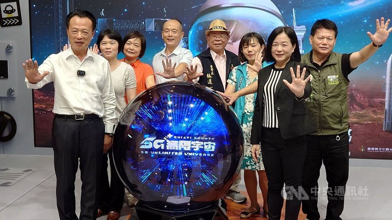 「5G無限宇宙」主題展28日起在嘉義縣北回二館太空教育館登場,嘉義縣長翁章梁(左)、數位發展部數位產業署主任秘書黃雅萍(右2)等人共同參與開幕啟動儀式。中央社記者蔡智明攝 113年8月28日