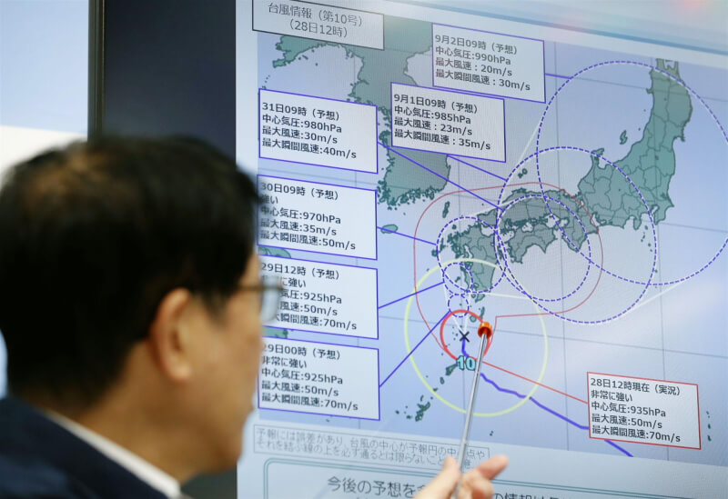 日本氣象廳28日記者會預測颱風珊珊路徑。（共同社）