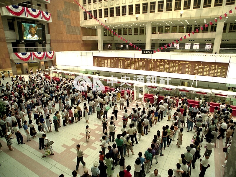 台北車站新站啟用，吸引大批人潮。圖中可見大廳高懸的翻牌時刻表。中央社記者熊力學攝　78年9月2日