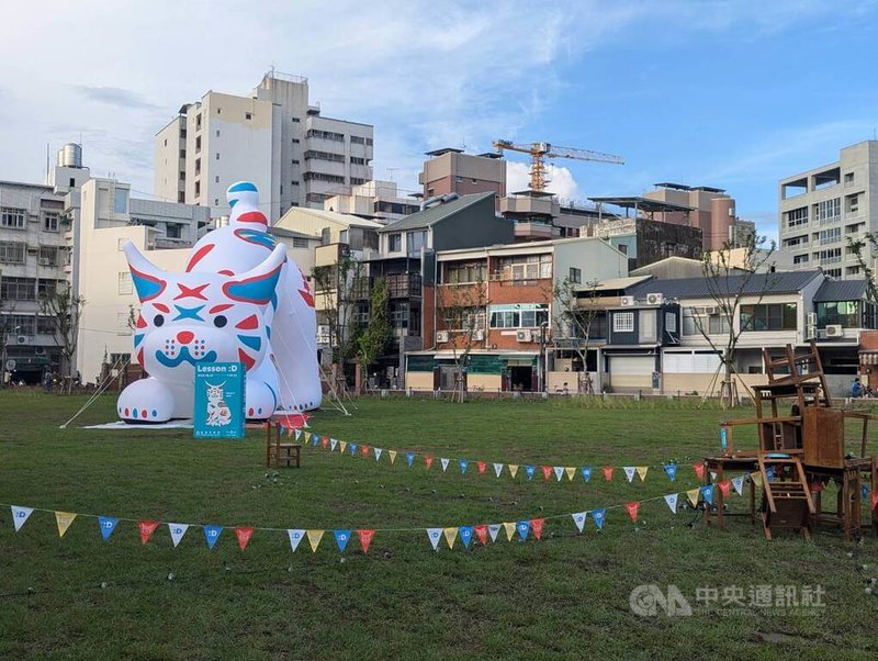 2024台灣文博會9月1日將閉幕，分布於台南各處的文博會吉祥物「巷仔Niau（貓）」成為熱門打卡地標。圖為台南北區「321巷藝術聚落」設置的「巷仔Niau（貓）」巨大充氣裝置。中央社記者王寶兒攝  113年8月29日