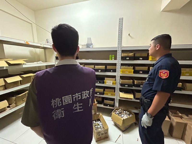 桃園市衛生局28日與警方聯合在八德區查獲違法製造、分裝及進出貨電子煙的工廠，封存大量電子煙油、半成品與主機等，市值超過新台幣2000萬元。（桃園市衛生局提供）中央社記者葉臻傳真  113年8月29日