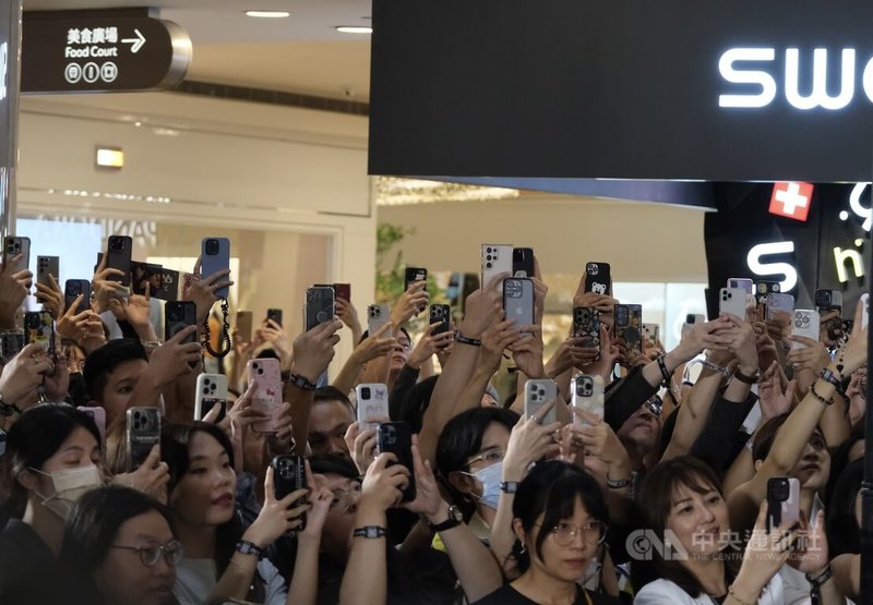 韓國男星池昌旭29日下午現身台北101為瑞士知名精品錶品牌代言,現場聚集大批粉絲,紛紛高舉手機搶拍偶像身影。中央社實習記者林意芸攝 113年8月29日