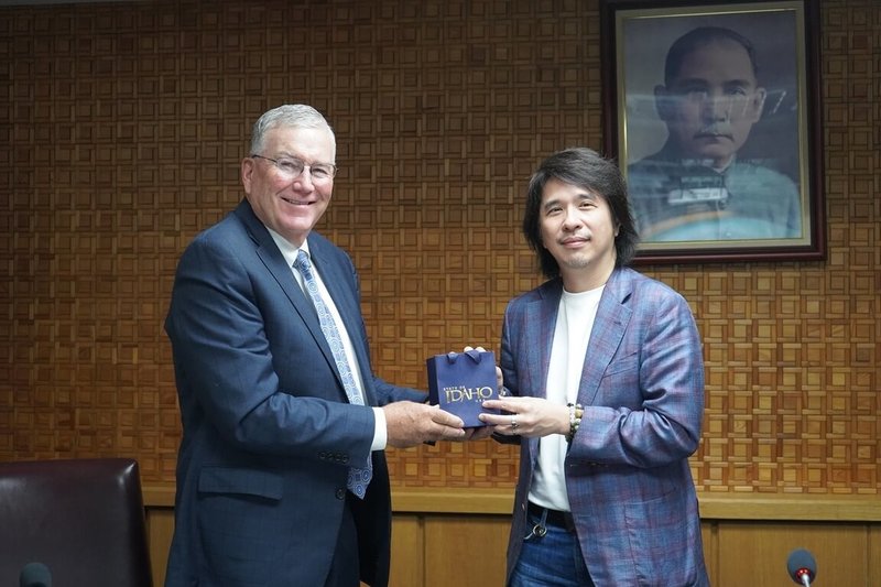 美國愛達荷州副州長兼參議長史考特．貝德克（Scott Bedke，又譯斯科特．貝德克）（左）近日率團來台，與愛達荷、懷俄明、阿拉斯加3州議會代表一同拜會教育部，由教育部次長葉丙成（右）代表接待，雙方互贈禮品。（教育部提供）中央社記者陳至中台北傳真  113年8月29日