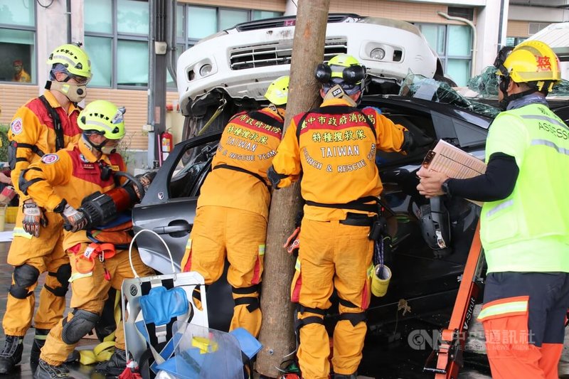 消防署車禍救援挑戰賽29日在南投展開，吸引台灣11個縣市消防局、日本隊競技，盼透過產官學交流，精進車禍救助技術。中央社記者蕭博陽南投攝  113年8月29日