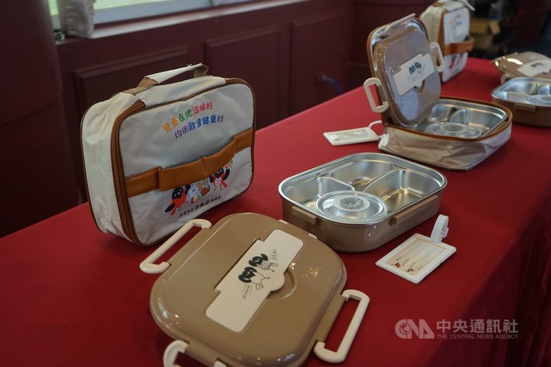 花蓮縣政府自民國99學年度起實施免費營養午餐,並持續改善方案內容,新學年也為近2000名國小新生提供專屬餐具組。中央社記者張祈攝 113年8月29日