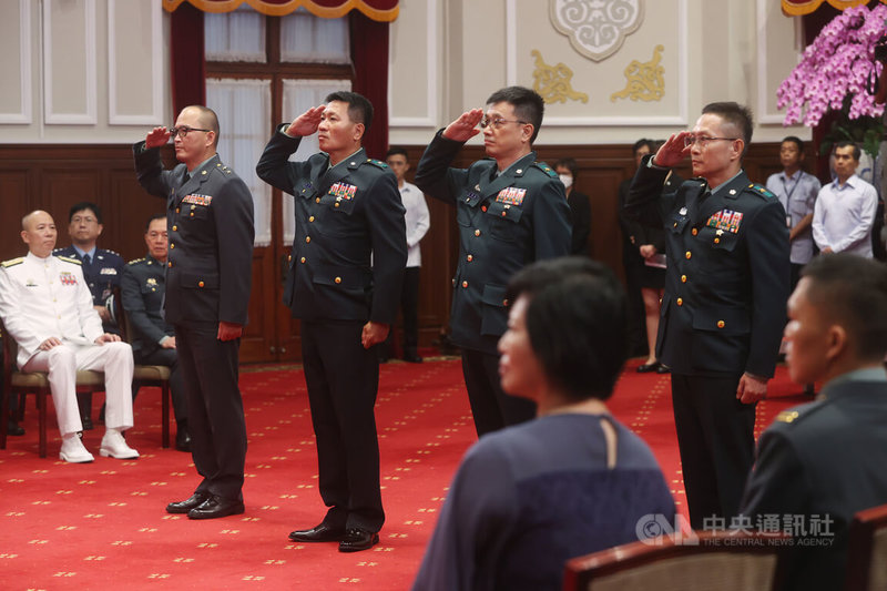 中華民國113年9月份將官晉任授階典禮29日在總統府舉行，陸軍少將連志威（立者左起）晉任陸軍中將，陸軍上校李志豪、方深滽、陳朝陽3人晉任陸軍少將，晉任官階從民國113年9月1日生效。中央社記者鄭傑文攝 113年8月29日