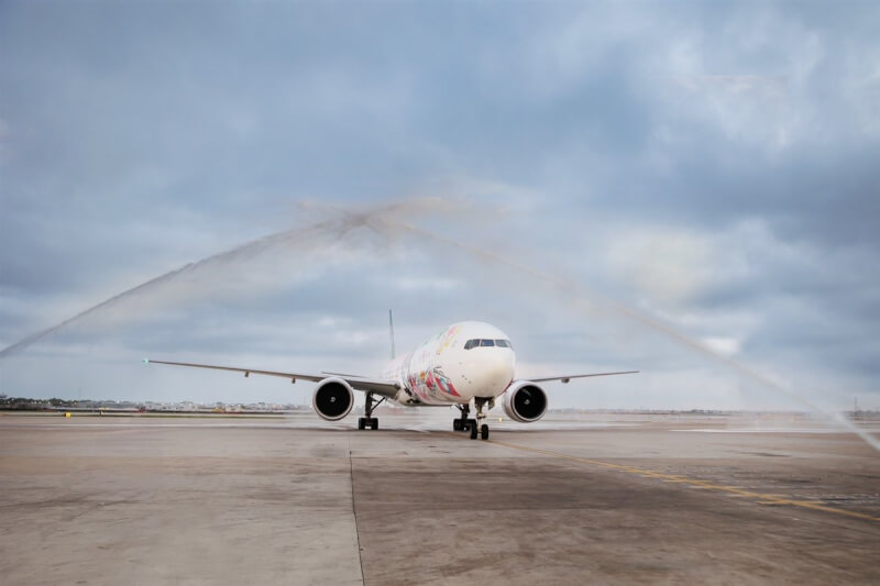 長榮航空今年與三麗鷗公司再度攜手推出3架Hello Kitty彩繪機，28日由台北出發前往芝加哥，29日抵達芝加哥歐海爾機場，安排水門儀式迎接。（長榮航提供）中央社記者江明晏傳真 113年8月29日