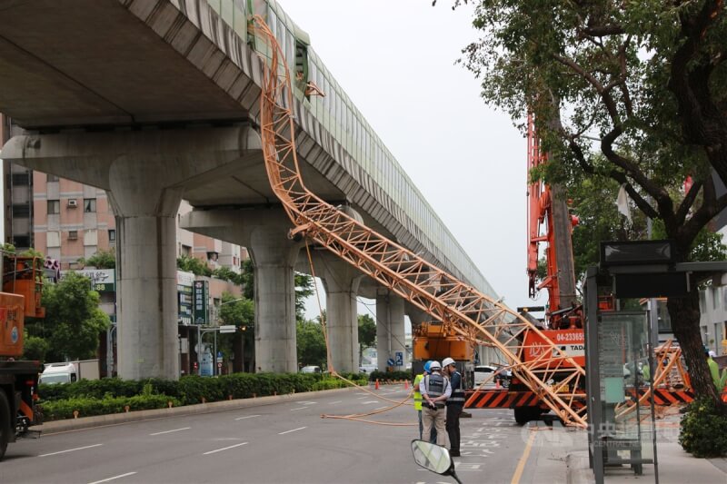 台中市南屯區文心南五路與文心路口「文心愛悅」建案，去年5月10日中午發生吊車吊臂倒塌意外，吊車吊臂砸破台中捷運的隔音牆，刺穿車廂造成死傷。（中央社檔案照片）