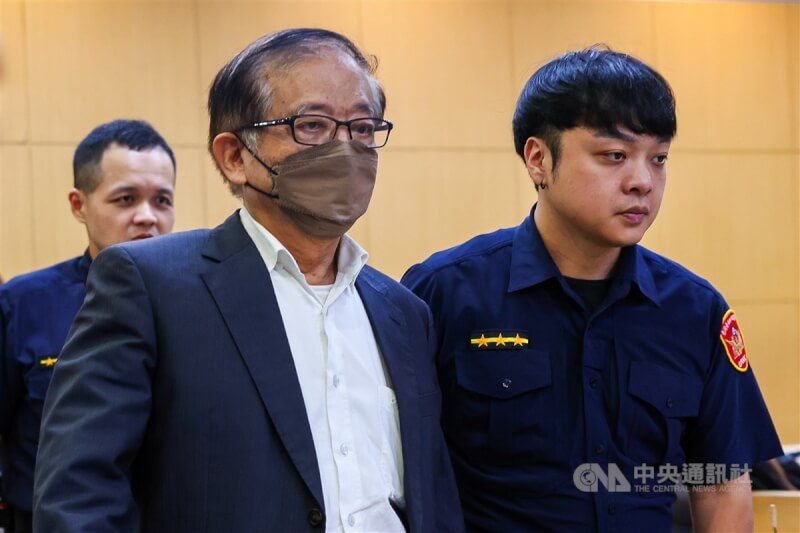 北檢偵辦京華城案,發現陳情過程疑涉賄賂,28日發動偵查行動,指揮廉政署兵分多路搜索,約談京華城董事長陳玉坤(前左)等人,圖為28日深夜陳玉坤遭移送北檢複訊。中央社記者王騰毅攝 113年8月29日