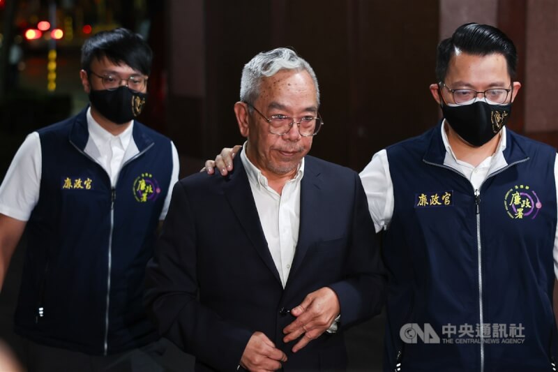 檢廉持續偵辦京華城容積案,查出陳情過程疑涉賄賂,28日約談台北市議員應曉薇辦公室執行長王尊侃(中),圖為廉政署深夜將人移送北檢複訊。中央社記者王騰毅攝 113年8月29日