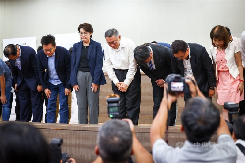 民眾黨主席柯文哲(中白衣者)29日下午在台北舉行記者會澄清總統大選政治獻金疑義,會後並率時任競總總幹事黃珊珊(左3)、黨籍立委黃國昌(右3)等黨公職人員鞠躬致歉。中央社記者王騰毅攝 113年8月29日