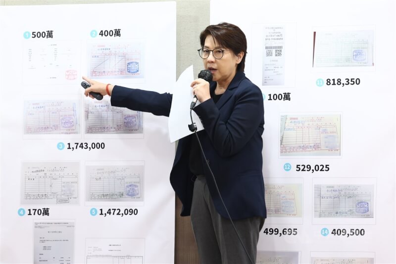 「柯文哲總統大選政治獻金外界疑義一次澄清」記者會29日下午在台北舉行,會中呈現多張財務收據,由時任總統大選總幹事的黃珊珊(圖)說明金額流向等。中央社記者王騰毅攝 113年8月29日