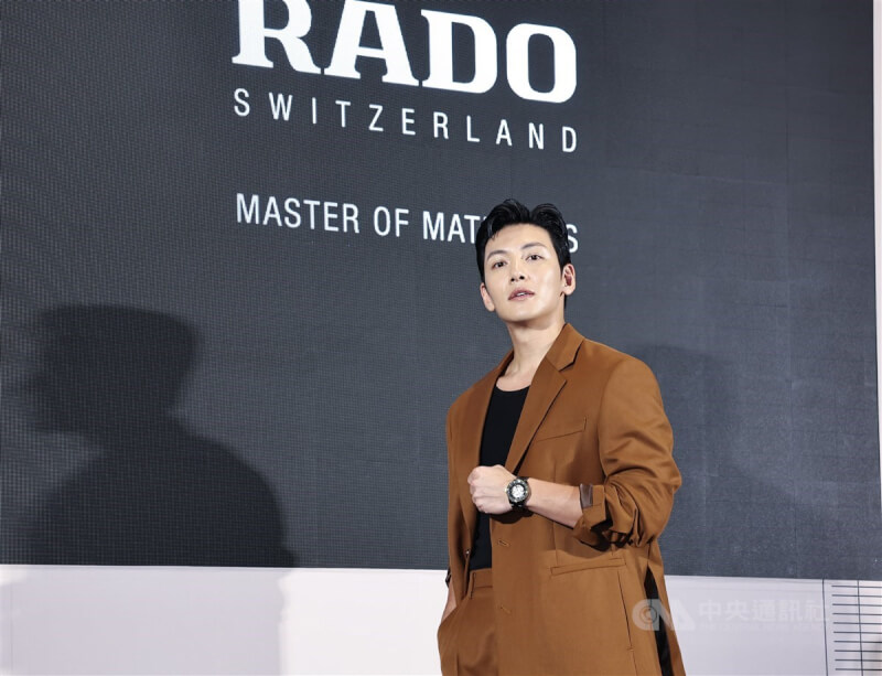 韓國演員池昌旭(圖)29日下午出席在台北101購物中心舉辦的品牌限量腕錶發表會,展示最新瑞士雷達表。中央社記者翁睿坤攝 113年8月29日