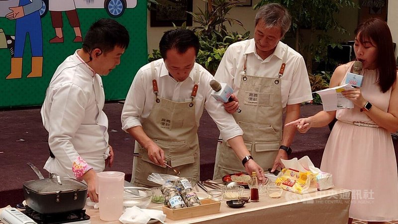嘉義縣政府29日舉辦「東石蚵營業中」記者會,邀民眾依「東石蚵美食地圖」,品嚐具生產履歷鮮蚵,縣長翁章梁(左2)與農業部漁業署代理署長王正芳(左3)現場烹煮美味蚵仔料理。中央社記者蔡智明攝 113年8月29日