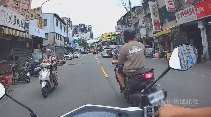 台中藍姓男子（右）因酒後駕車遭吊扣機車車牌，他上網購買與原車牌號碼相同的壓克力車牌懸掛，日前被巡邏員警發現攔下，警方依法開罰，也依涉犯刑法偽造特種文書罪嫌將藍男送辦。（翻攝照片）中央社記者蘇木春傳真  113年8月29日