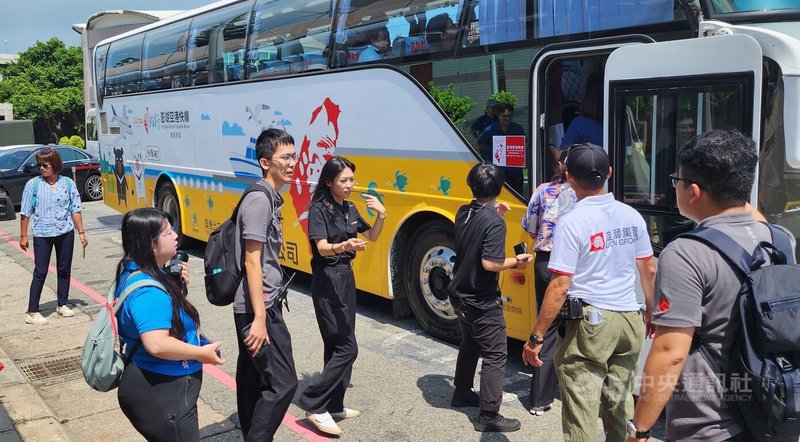 「澎湖空港快線」29日下午正式營運，遊客可體驗乘車路線，暢遊欣賞澎湖美景。中央社  113年8月29日