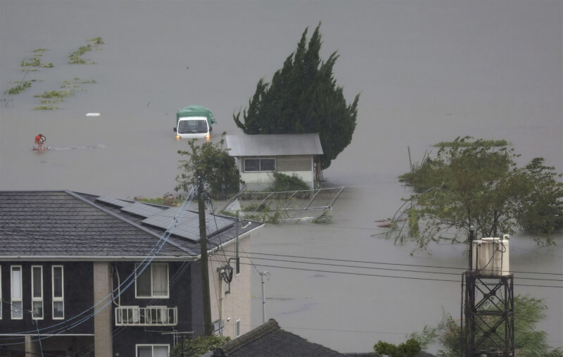 颱風珊珊29日上午登陸日本九州，大分縣多處農地被淹沒。（共同社）