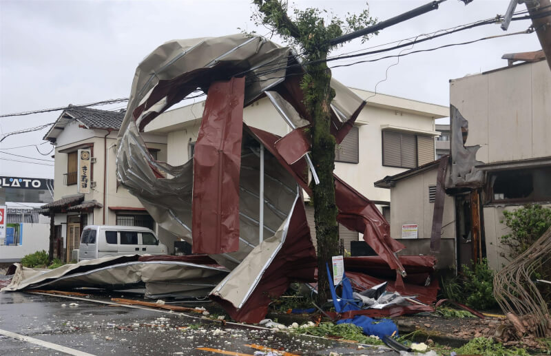 颱風珊珊29日清晨襲擊日本南部九州，宮崎縣有物體被強風吹起捲進電線。（共同社）