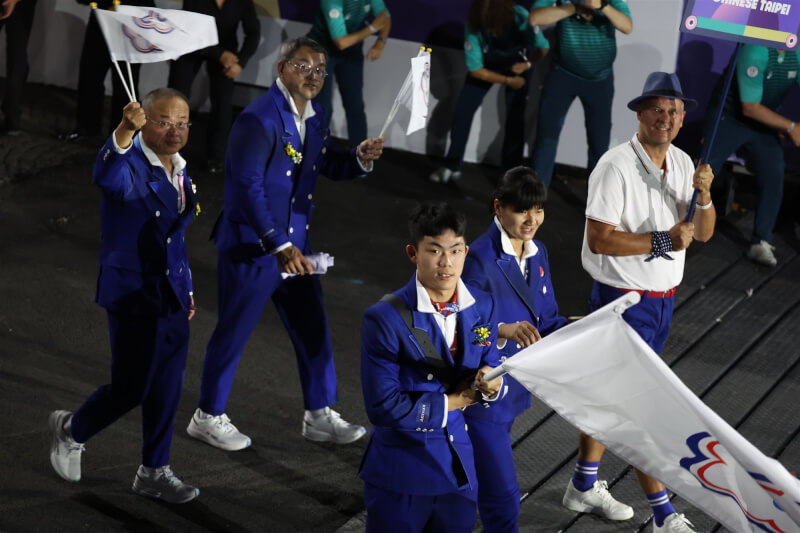 巴黎帕運在法國當地時間28日舉行開幕式，台灣代表團由劉雅婷、陳柏諺掌旗進場。（體育署提供）