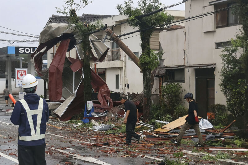 颱風珊珊侵襲日本,29日宮崎一處住宅屋頂瓦片散落。(共同社)