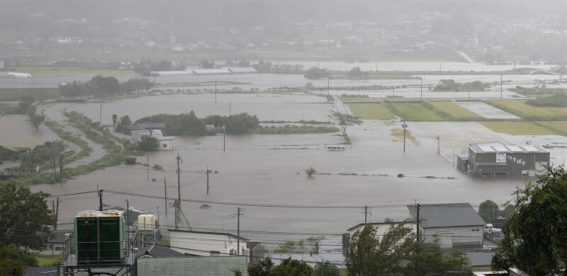 颱風珊珊帶來大雨，日本九州大分縣29日多處農地被淹沒。（共同社）