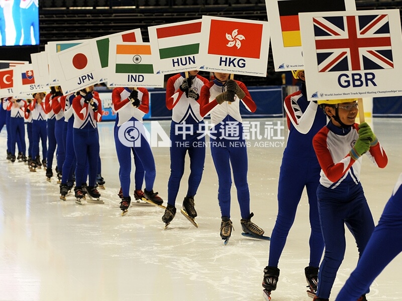 2010年世界青年短道競速滑冰賽開幕式,在台北小巨蛋舉行,台灣小朋友著冰鞋,舉著各國與會選手的國旗牌子進場。中央社記者施宗暉攝 99年1月8日