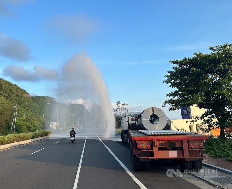 台1線屏東枋山路段28日傍晚發生事故，1輛聯結車撞壞自來水排氣閥，導致送水管線漏水。（屏東縣政府警察局枋寮分局）中央社記者黃郁菁傳真  113年8月29日