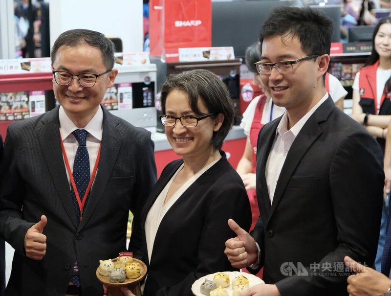 2024第20屆台北3C電腦電器空調影音展30日起在台北世貿一館盛大舉行,副總統蕭美琴(中)下午現身逛展,與參展業者互動留影。中央社實習記者林意芸攝 113年8月30日