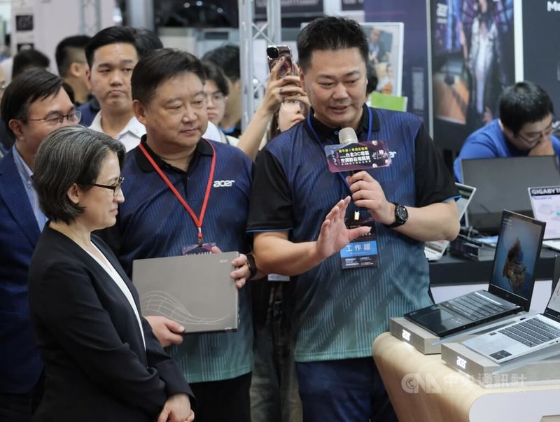 2024第20屆台北3C電腦電器空調影音展30日在台北世貿盛大開幕,副總統蕭美琴(前左)開幕首日下午現身展場,聽取參展廠商介紹。中央社實習記者林意芸攝 113年8月30日