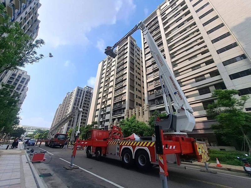 苗栗縣頭份及竹南地區發展快速，高樓建築物也持續增加，縣府爭取中央補助添購一輛新式50公尺雲梯車，30日在頭份市辦理啟用儀式暨高樓救災演練。（苗栗縣消防局提供）中央社記者管瑞平傳真  113年8月30日