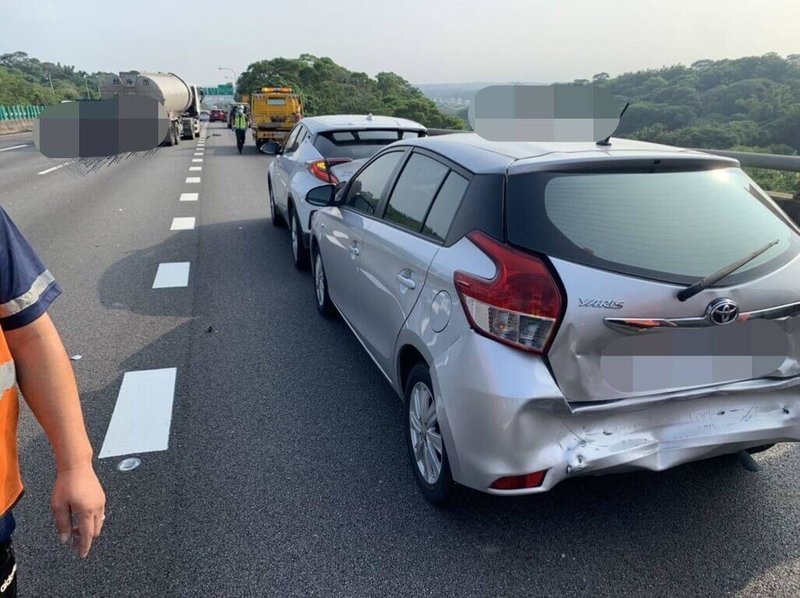 1輛大型槽車30日上午行經國道3號北上110.9公里竹南路段，疑未注意前方路況，連續擦撞排隊停等欲下匝道的5輛自小客車，造成4人輕傷送醫；為了排除事故車輛，北上車流一度回堵約2公里。（民眾提供）中央社記者管瑞平傳真  113年8月30日