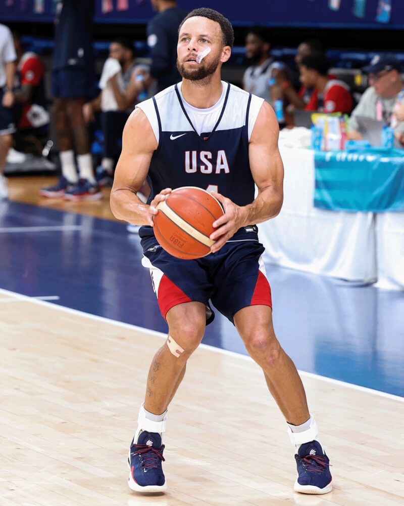 圖為柯瑞今年7月出賽奧運美國男籃代表隊。(圖取自x.com/warriors)