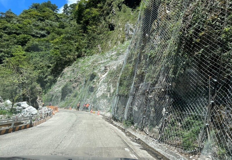 公路局東區養護工程分局太魯閣工務段30日指出,台8線中橫公路東段在0403強震、颱風凱米災後,沿線搶修復建推展順利,但邊坡穩定性較低,落石頻率仍高,目前不分平、假日維持施工管制放行。圖為台8線132.2K慈恩路段工區邊坡掛網施工情形。(東區養護工程分局提供)中央社記者張祈傳真 113年8月30日