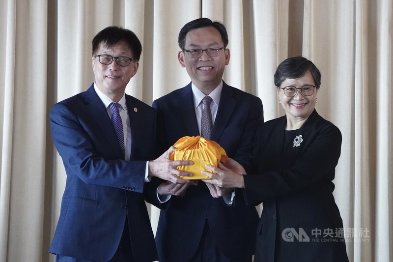 台灣敦睦聯誼會(圓山大飯店)30日進行董事長交接典禮,董事長林育生(左)卸任,由台灣觀光協會榮譽會長葉菊蘭(右)接任董事長一職,交通部次長林國顯(中)擔任監交人。中央社記者徐肇昌攝 113年8月30日