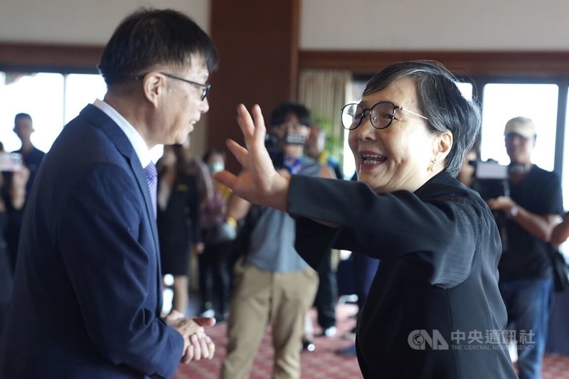 台灣敦睦聯誼會圓山大飯店董事長交接典禮30日下午舉行,台灣觀光協會榮譽會長葉菊蘭(右)正式接任董事長,會後葉菊蘭送別卸任董事長林育生(左)。中央社記者徐肇昌攝 113年8月30日