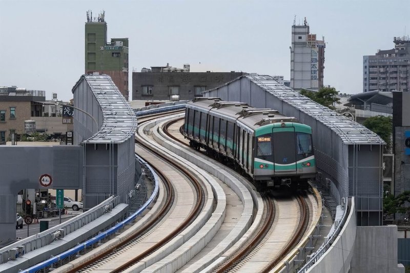 高雄捷運岡山車站（RK1）6月30日試營運通車，2個月以來推出「捷運岡山高醫站（R24）至岡山車站（RK1）路段免費搭乘」，將於9月1日起正式營運並恢復收費。（高雄市捷運局提供）中央社記者林巧璉傳真  113年8月30日